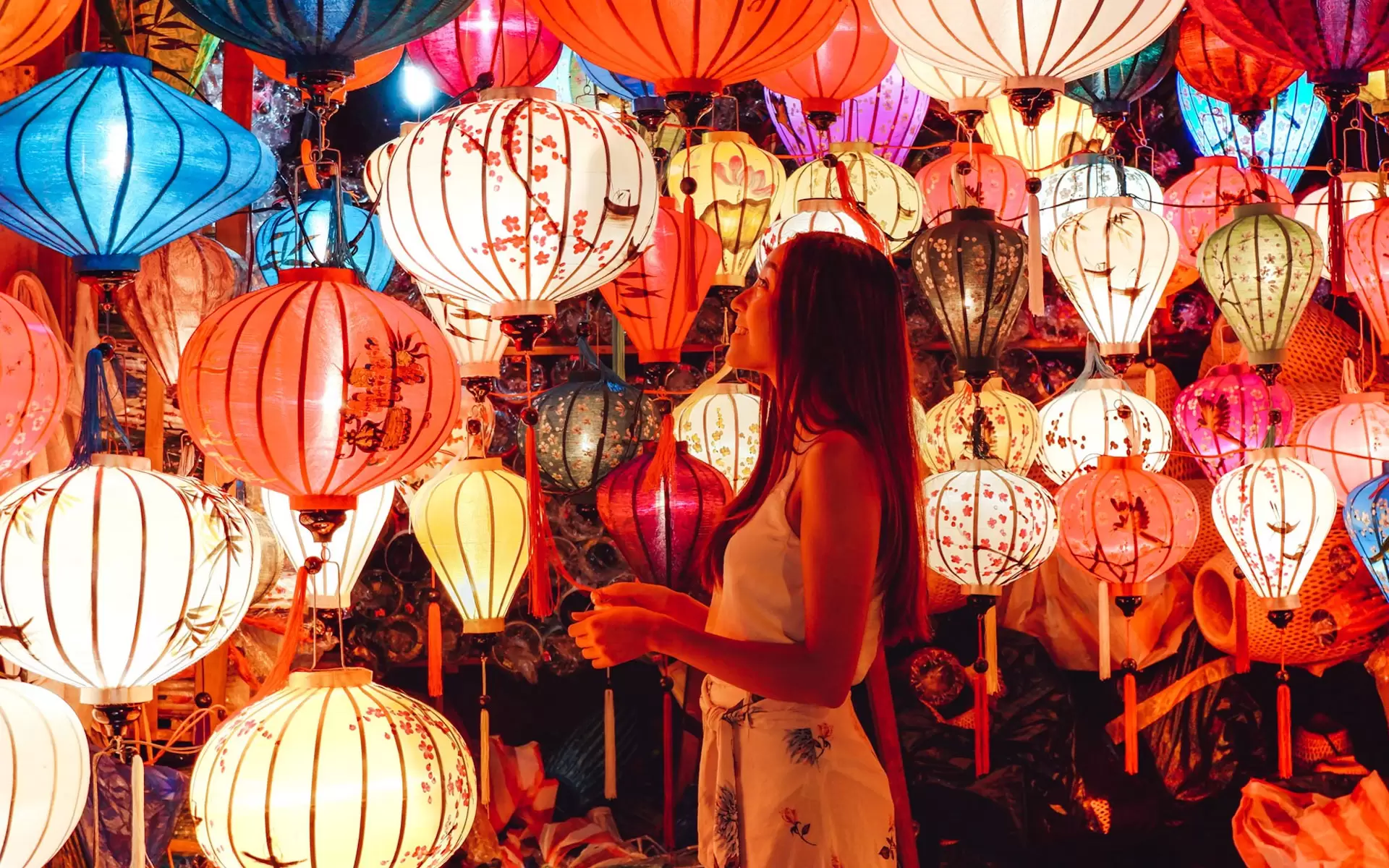 Impressive lanterns - the unique and attractive thing to remind you about Hoi An town.