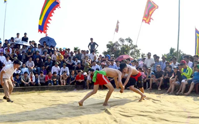 Image of two martial arts masters using Vietnamese martial arts in a festival