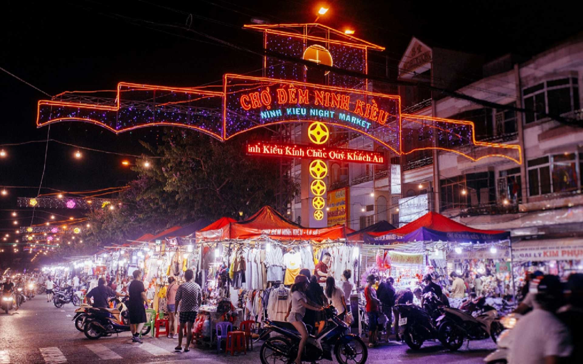 Ninh Kieu Night Market