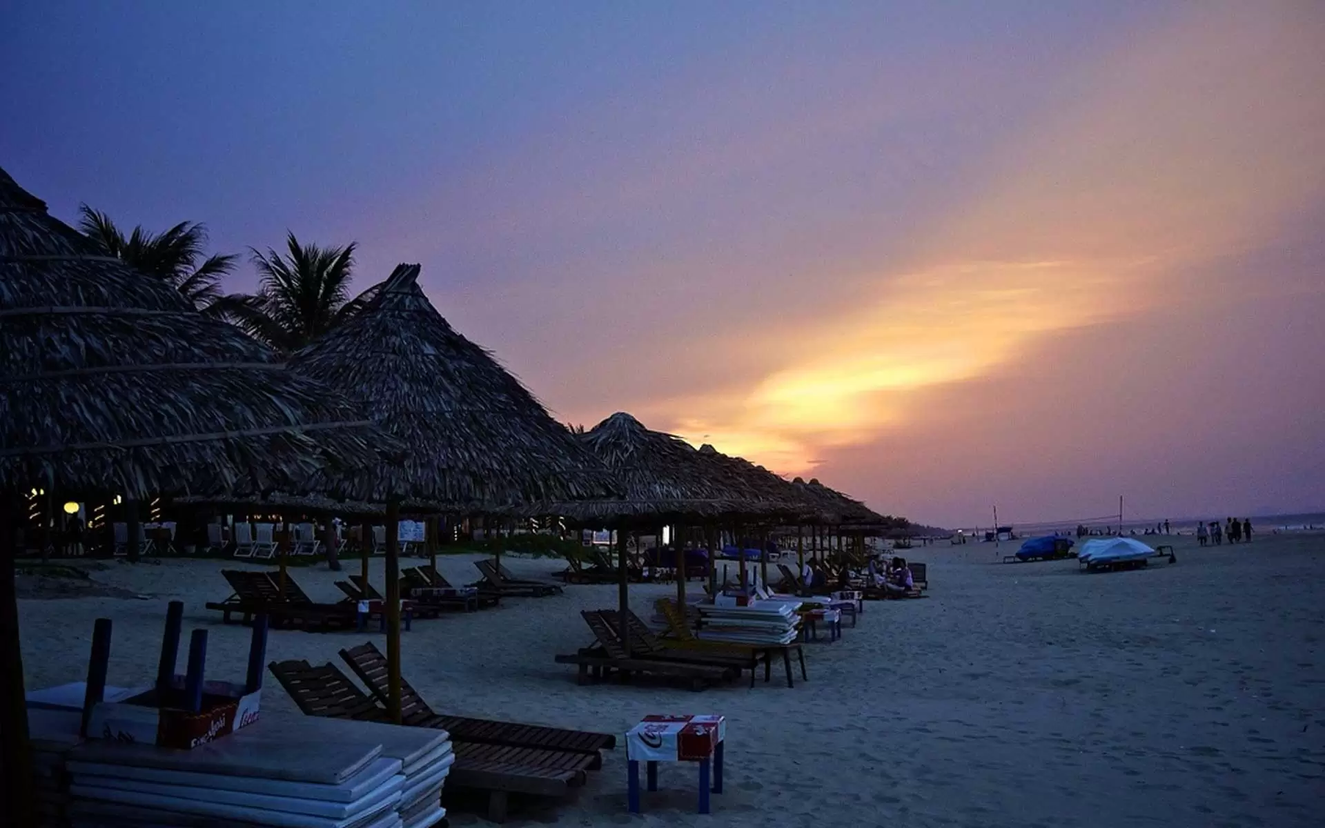 Enjoying Cua Dai beach at night