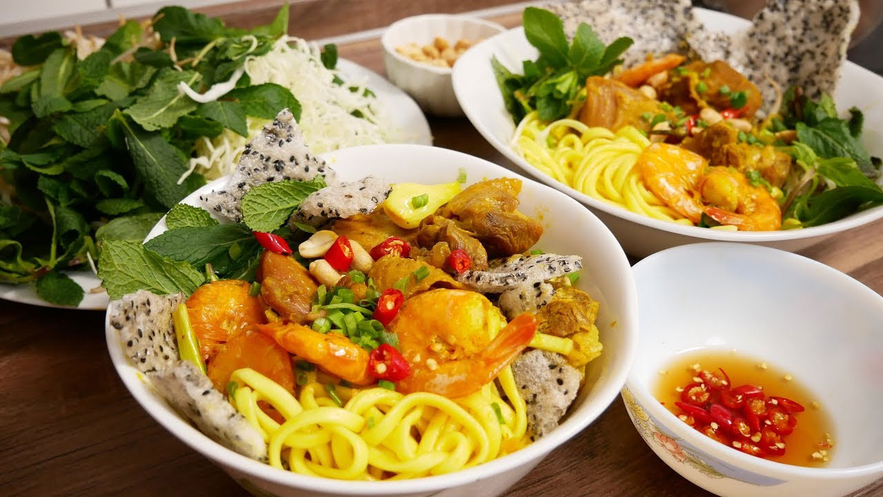 Quang Noodles (mi quang) - a typical food in Hoi An.