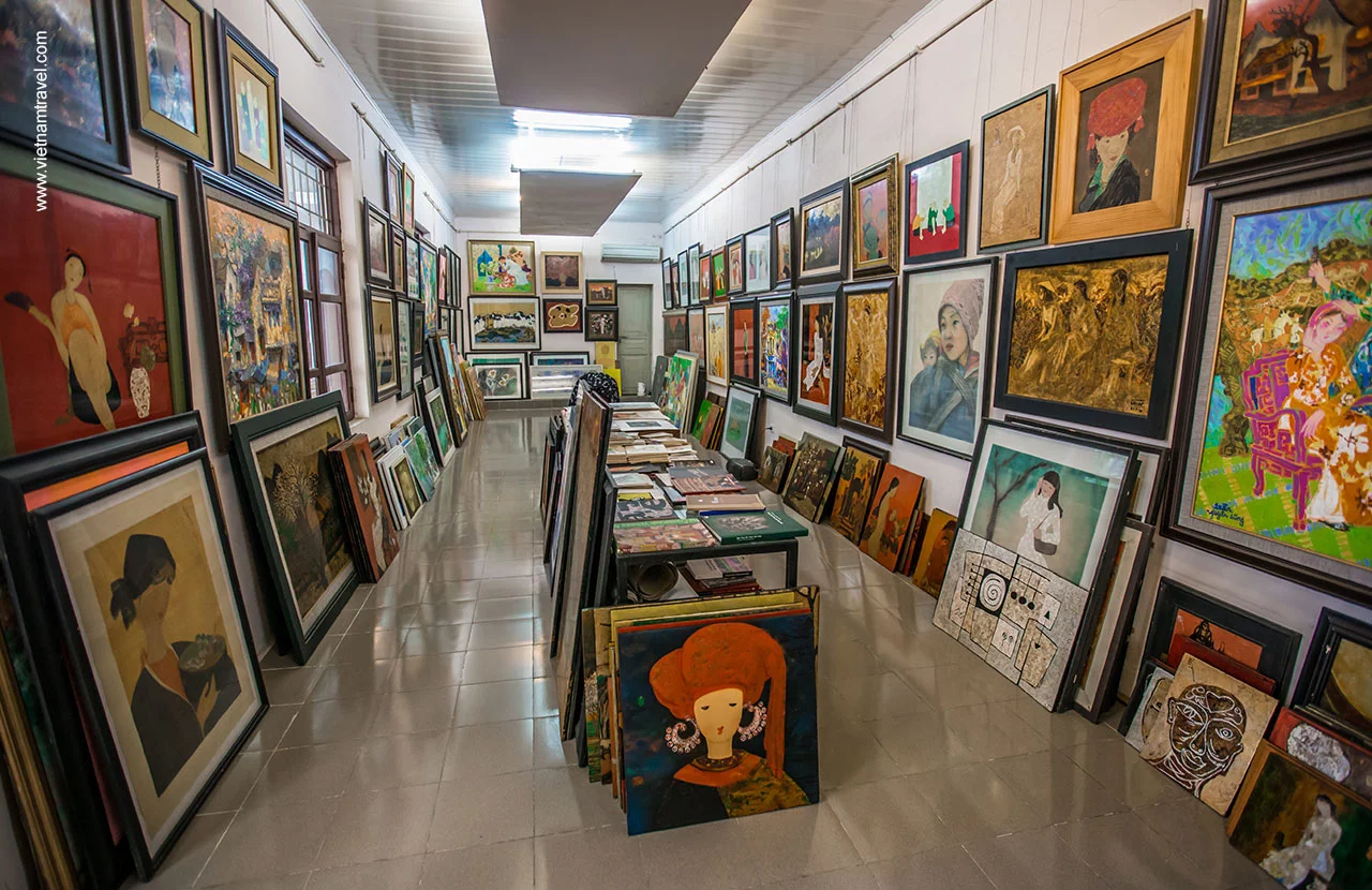 Art gallery with the variety of colors, forms and contents
