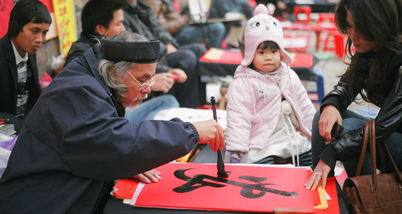 Asking for calligraphy words at the beginning of Lunar New Year is one of Vietnamese traditional customs