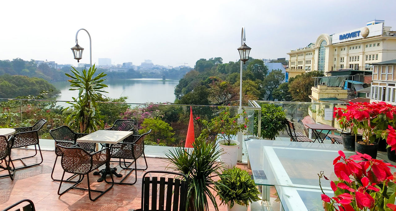 vuon-pho-co-cafe-on-Hanoi-Street-Food-Tour-1