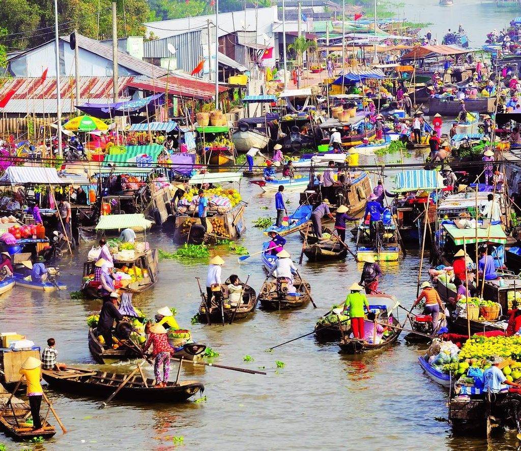 A busy morning at the Long Xuyen floating market in An Giang province