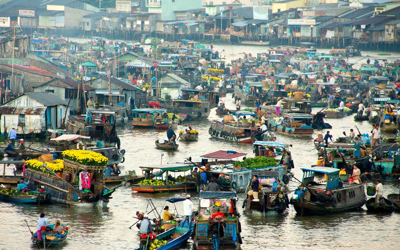 A view of the Cai Be Floating Market in Vinh Long